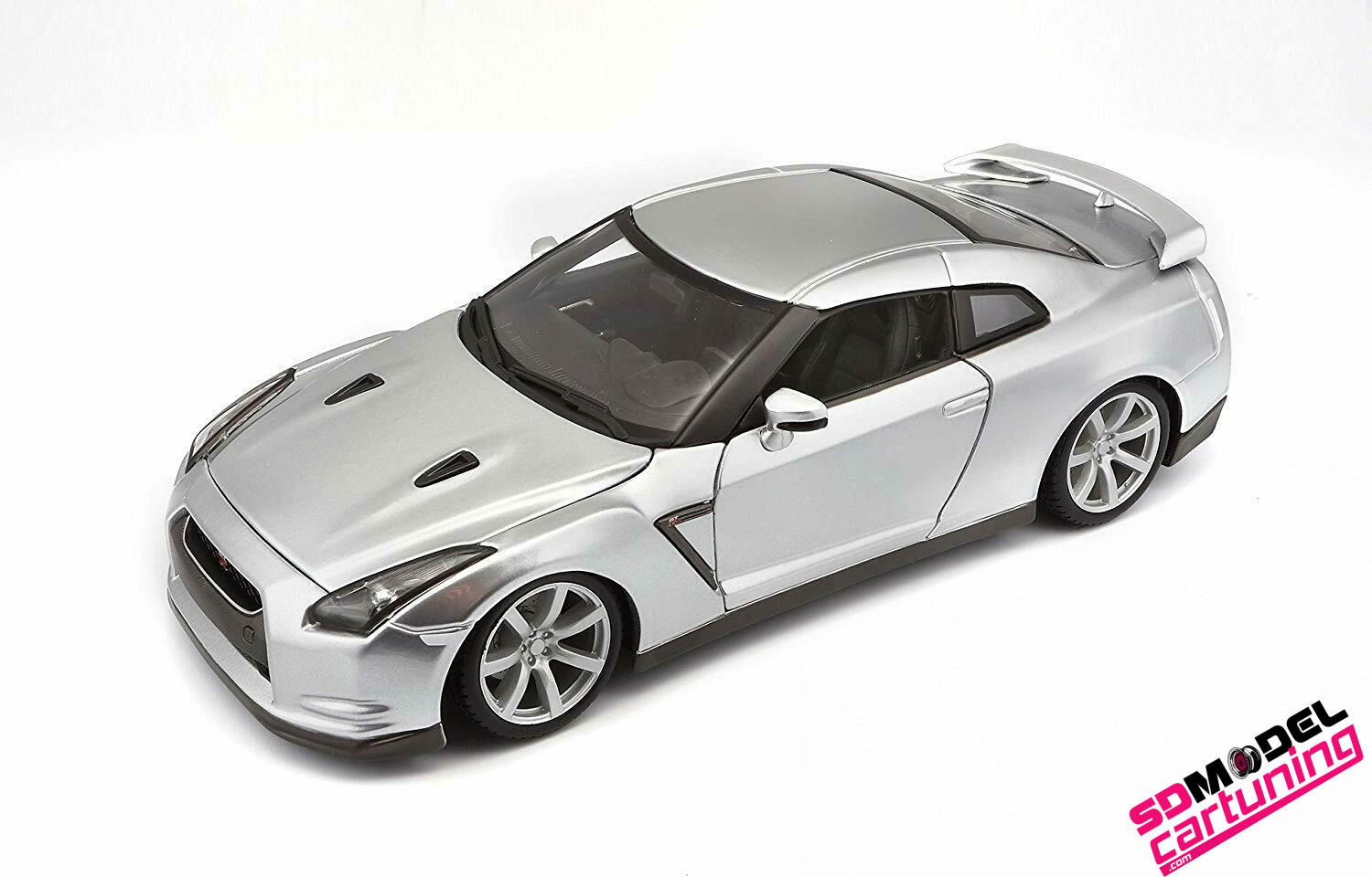 1:18 Nissan GT-R pearl silver - SDmodelcartuning.com