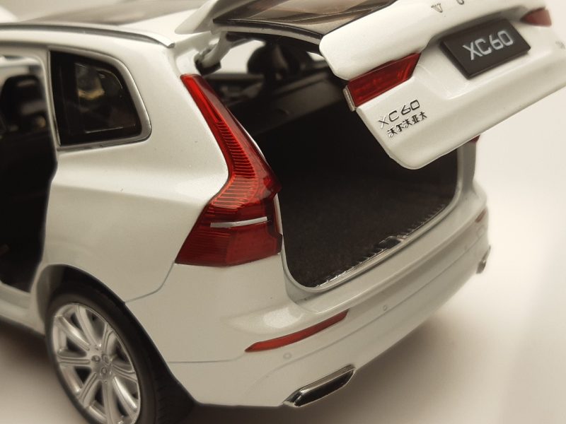 1:18 VOLVO XC60 Sport edition - Crystal white – Image 6