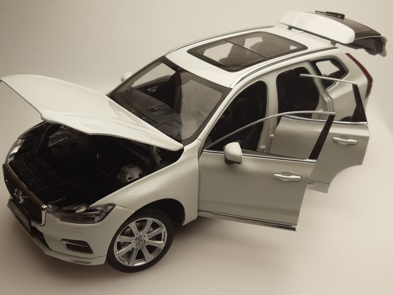 1:18 VOLVO XC60 Sport edition - Crystal white – Image 8