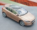 1:18 Volvo V40 2016 - Bruin