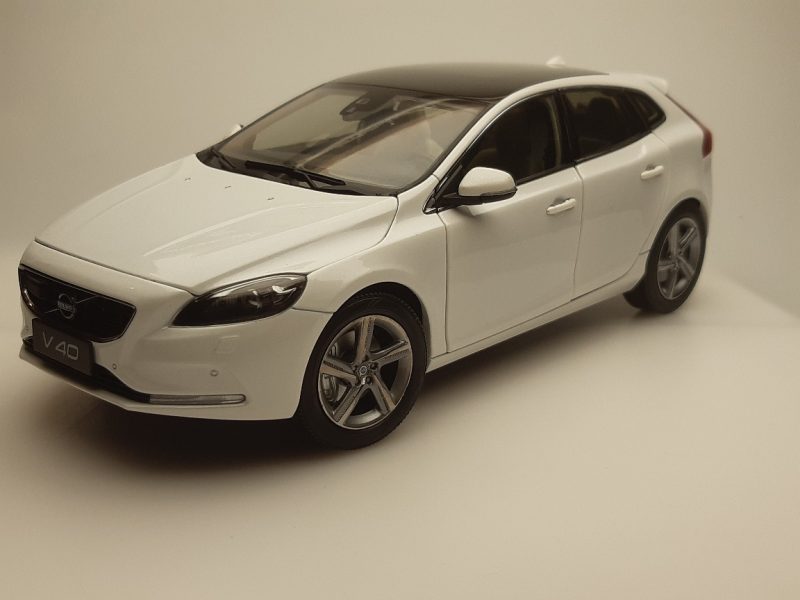 1:18 Volvo V40 2016 - Weiß
