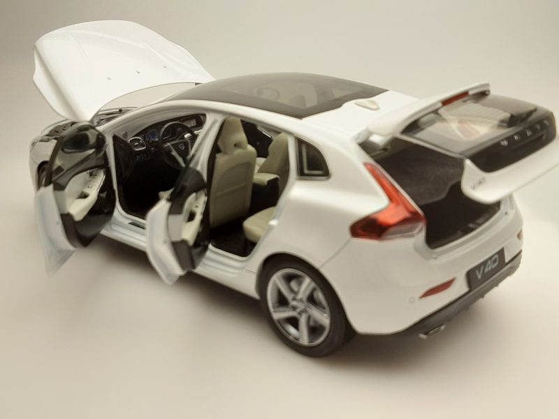 1:18 Volvo V40 2016 - Wit – Bild 2