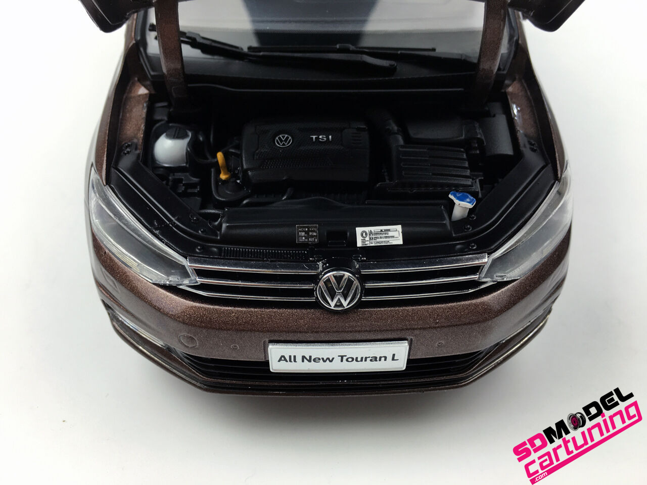 1:18 Volkswagen New Touran L - Bruin