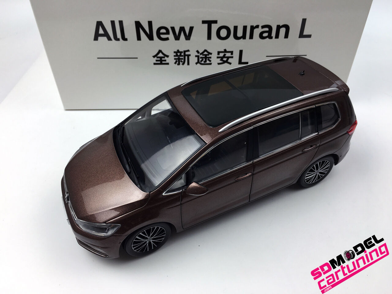 1:18 Volkswagen New Touran L - Bruin