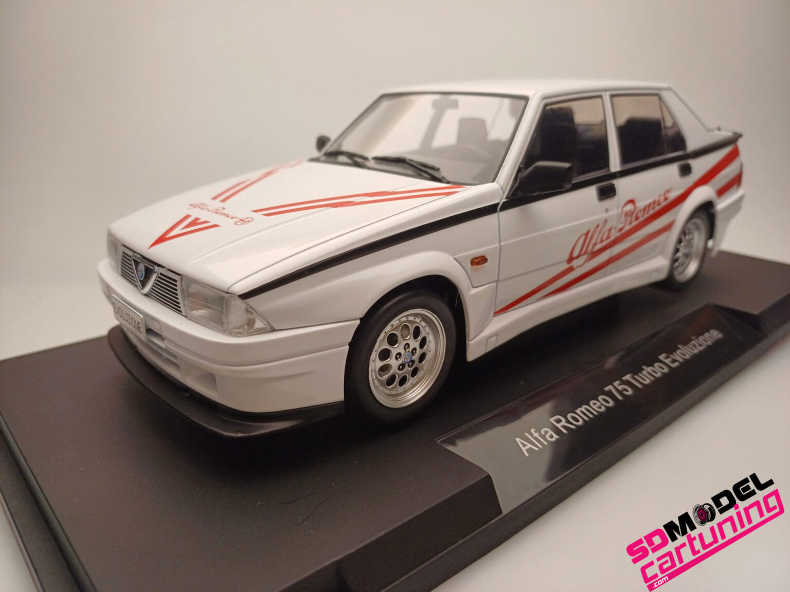 Modellino Auto 1:18 MCG Alfa Romeo 75 Turbo Evoluzione 1987 Rossa - MCG18428