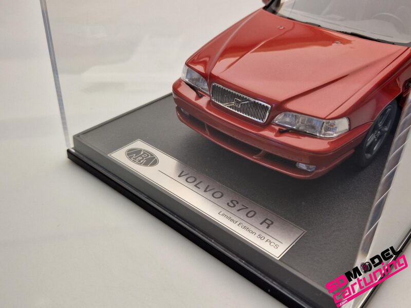 1:18 Volvo S70R - 1998 - Rood Metallic - Inclusief luxe Vitrinebox - Afbeelding 8