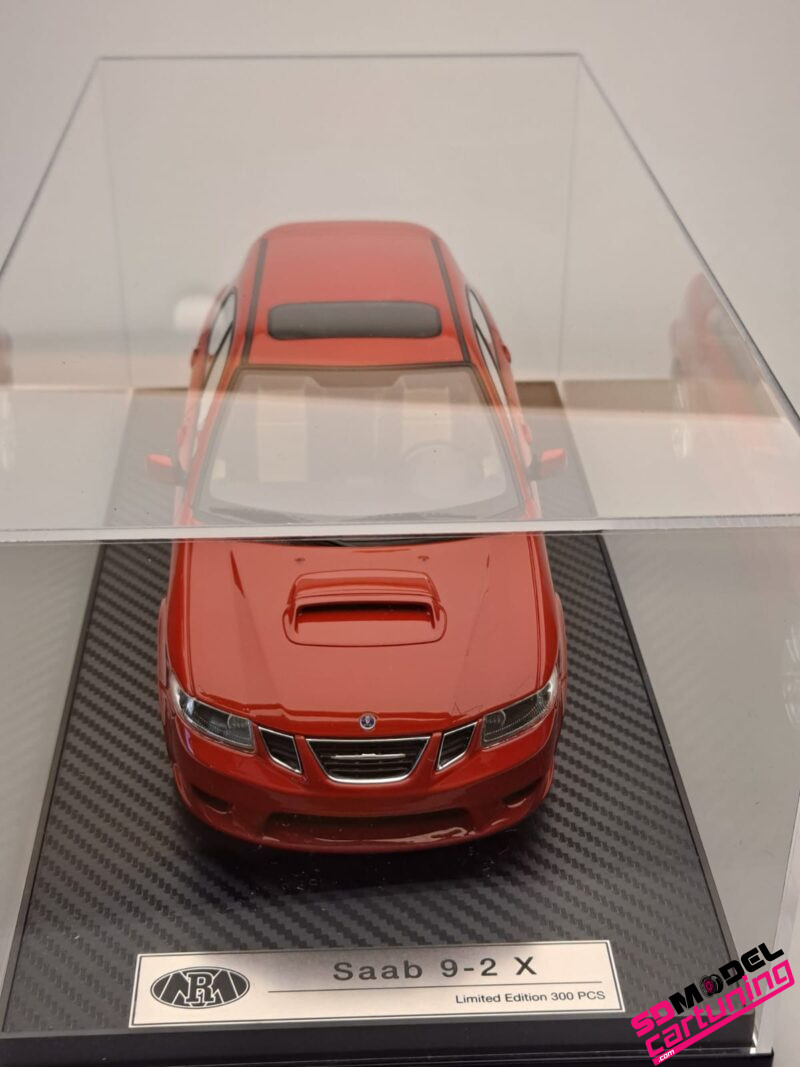 1:18 Saab 9-2X - Rood - Inclusief Luxe Vitrinebox – Bild 8