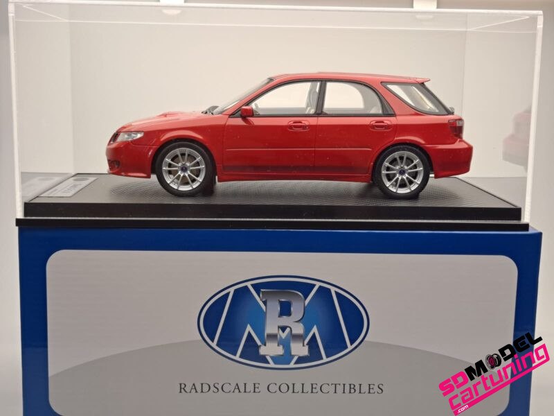 1:18 Saab 9-2X - Rood - Inclusief Luxe Vitrinebox – Bild 9