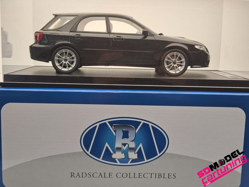 1:18 Saab 9-2X - Zwart - Inclusief Luxe Vitrinebox - Afbeelding 7