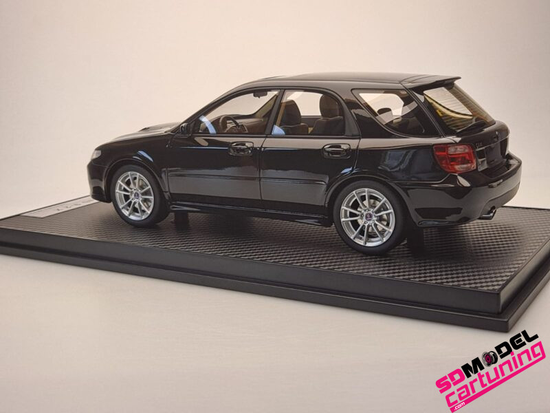 1:18 Saab 9-2X - Zwart - Inclusief Luxe Vitrinebox - Afbeelding 8