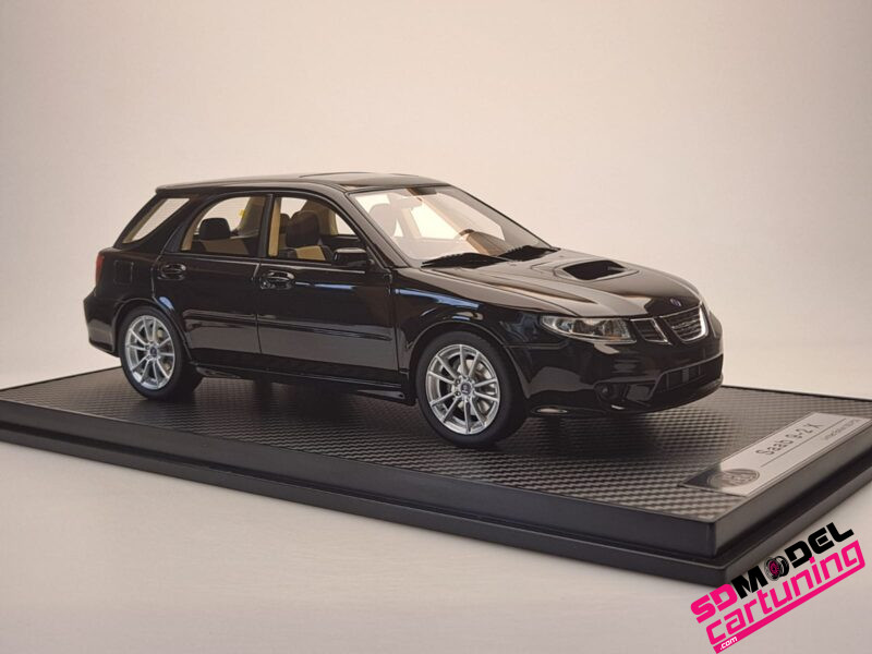 1:18 Saab 9-2X - Zwart - Inclusief Luxe Vitrinebox - Afbeelding 3