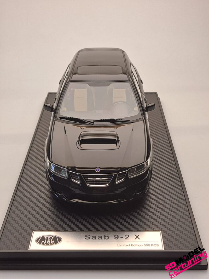 1:18 Saab 9-2X - Zwart - Inclusief Luxe Vitrinebox - Afbeelding 2