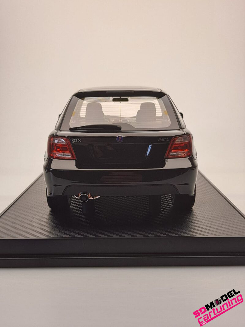 1:18 Saab 9-2X - Zwart - Inclusief Luxe Vitrinebox - Afbeelding 9