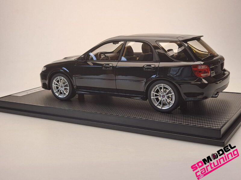 1:18 Saab 9-2X - Zwart - Inclusief Luxe Vitrinebox - Afbeelding 10