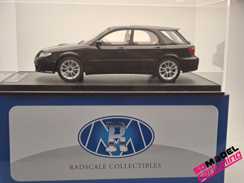 1:18 Saab 9-2X - Zwart - Inclusief Luxe Vitrinebox - Afbeelding 11