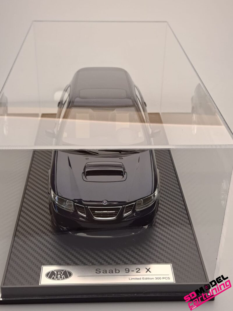 1:18 Saab 9-2X - Blauw - Inclusief Luxe Vitrinebox – Bild 9
