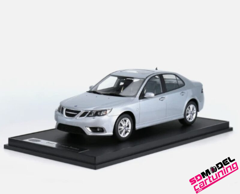 1:18 Saab 9-3 Aero Sedan - 2008 - Snow Silver - Inclusief Luxe Vitrinebox - Afbeelding 2