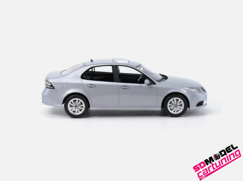 1:18 Saab 9-3 Aero Sedan - 2008 - Snow Silver - Inclusief Luxe Vitrinebox - Afbeelding 4