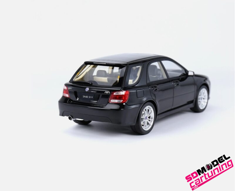 1:18 Saab 9-2X - Zwart - Inclusief Luxe Vitrinebox - Imagen 3