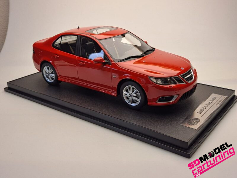 1:18 Saab 9-3 Aero Sedan - 2008 - Rojo - Caja expositora de lujo incluida