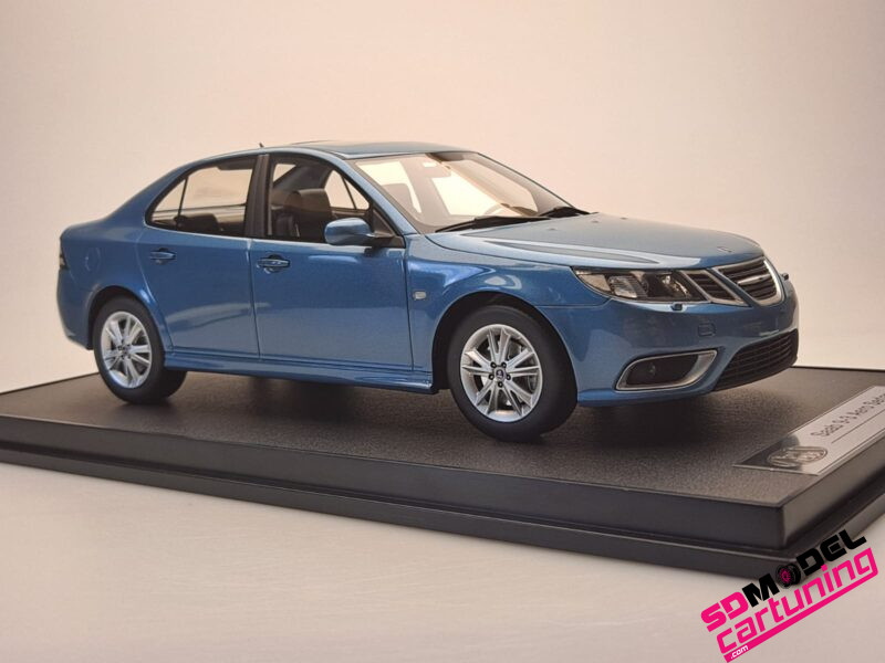 1:18 Saab 9-3 Aero Sedan - 2008 -  Ice Blue - Inclusief Luxe Vitrinebox - Afbeelding 6