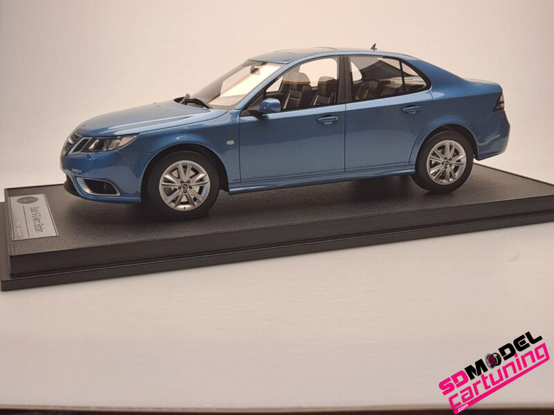 1:18 Saab 9-3 Aero Sedan - 2008 -  Ice Blue - Inclusief Luxe Vitrinebox - Afbeelding 4