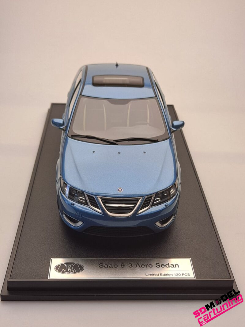 1:18 Saab 9-3 Aero Sedan - 2008 -  Ice Blue - Inclusief Luxe Vitrinebox - Afbeelding 7