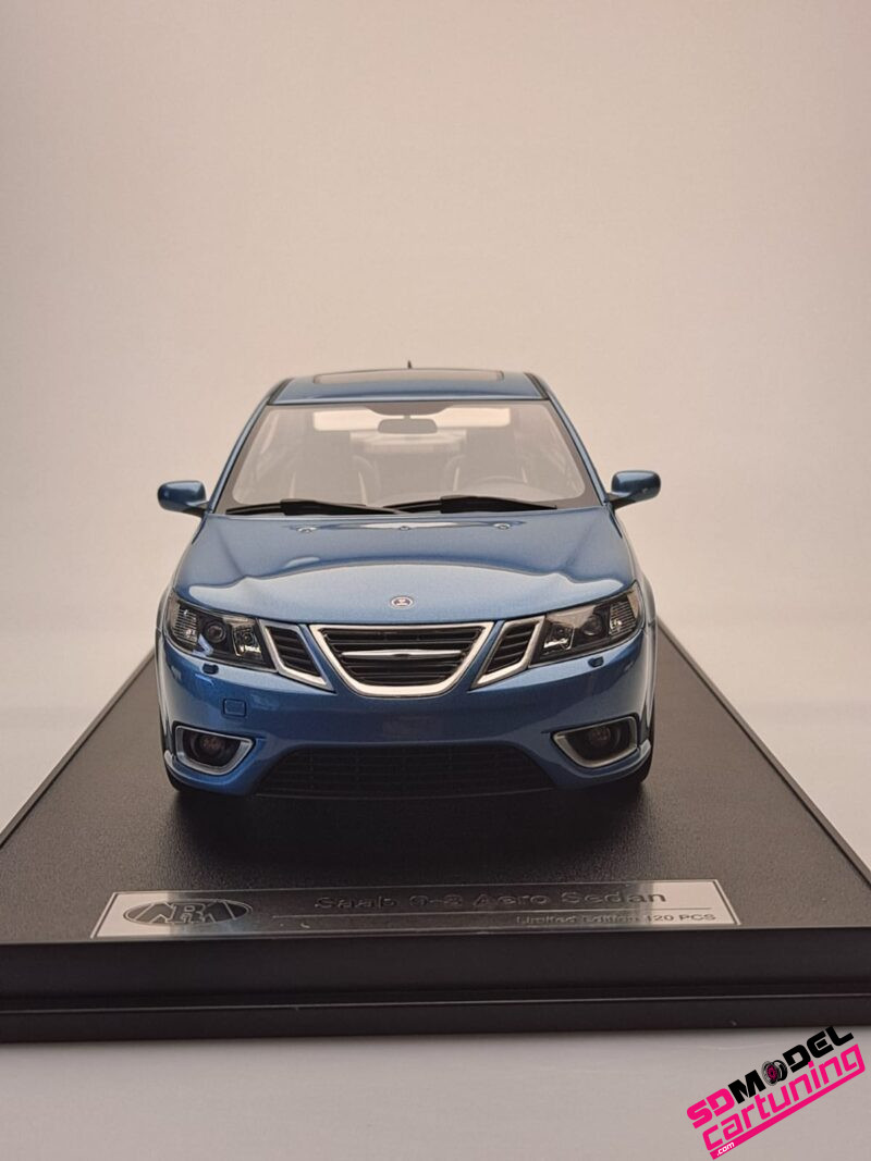 1:18 Saab 9-3 Aero Sedan - 2008 -  Ice Blue - Inclusief Luxe Vitrinebox - Afbeelding 8