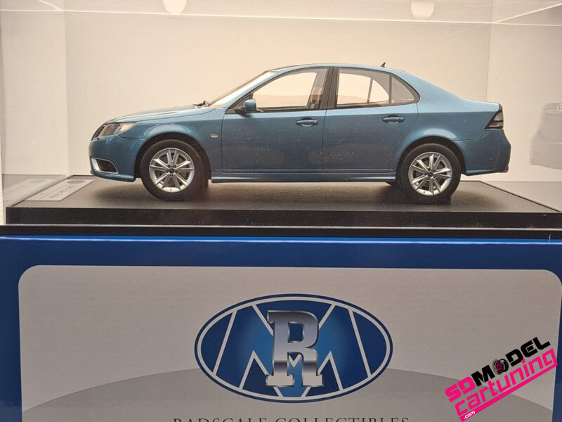 1:18 Saab 9-3 Aero Sedan - 2008 -  Ice Blue - Inclusief Luxe Vitrinebox - Afbeelding 10