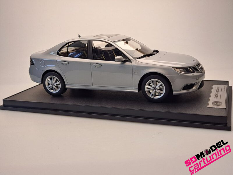 1:18 Saab 9-3 Aero Sedan - 2008 - Snow Silver - Inclusief Luxe Vitrinebox - Imagen 9