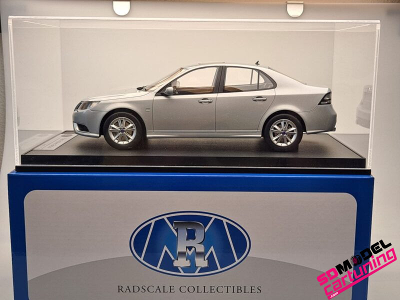 1:18 Saab 9-3 Aero Sedan - 2008 - Snow Silver - Inclusief Luxe Vitrinebox - Imagen 7