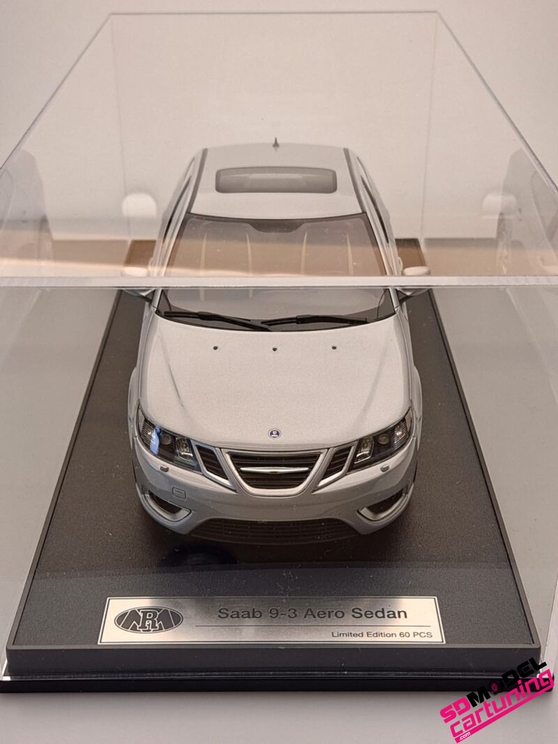 1:18 Saab 9-3 Aero Sedan - 2008 - Snow Silver - Inclusief Luxe Vitrinebox - Imagen 6