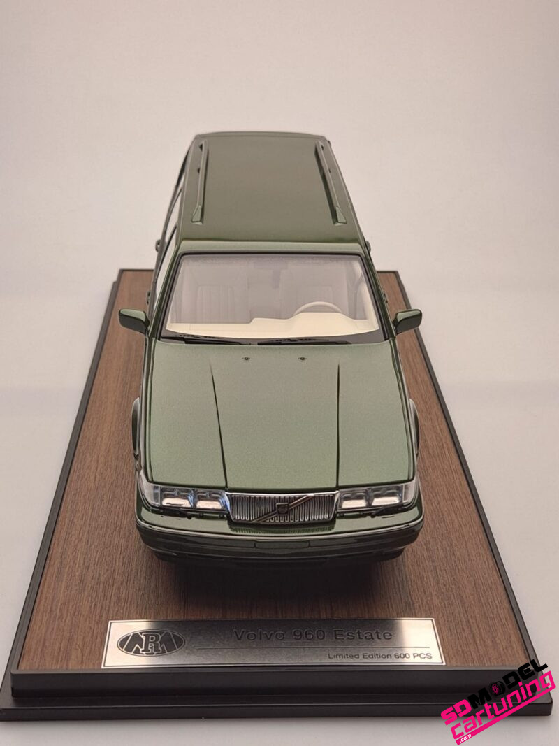 1:18 Volvo 960 Estate - Olive Green - Inclusief Luxe Vitrinebox - Imagen 6