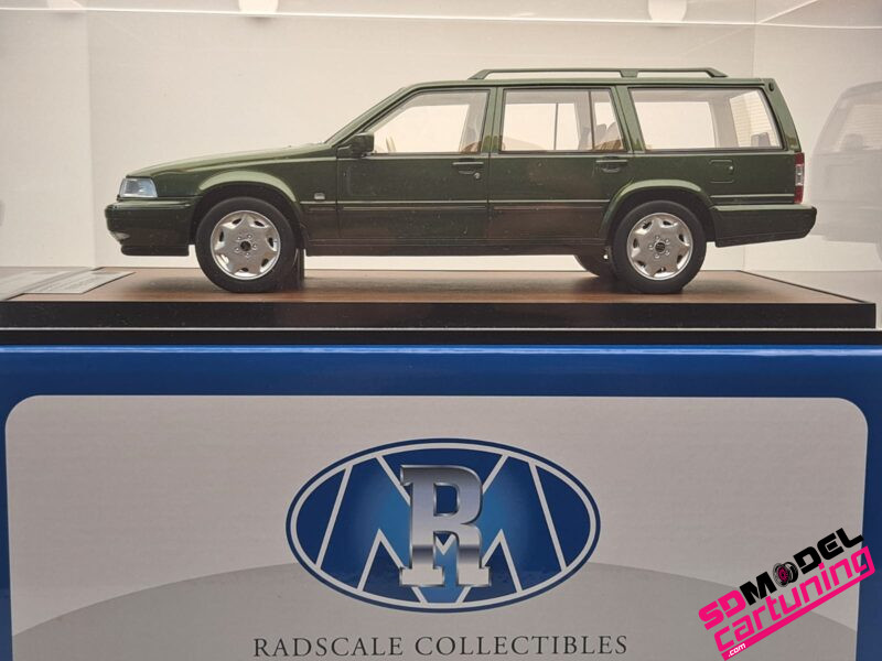 1:18 Volvo 960 Estate - Olive Green - Inclusief Luxe Vitrinebox - Imagen 9