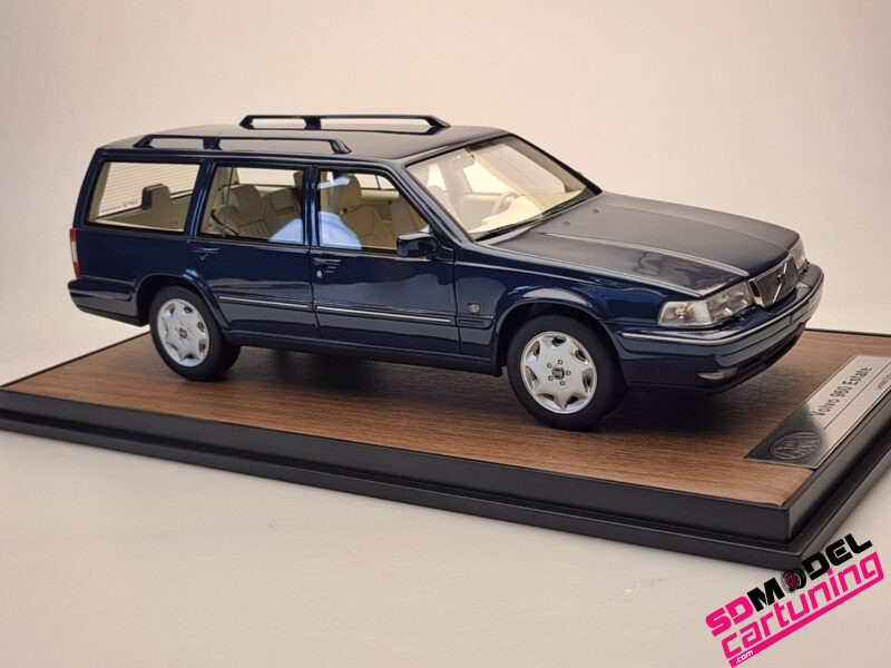 1:18 Volvo 960 Estate - Nautic Blue - Inclusief luxe Grondplaat En Vitrinebox - Imagen 2