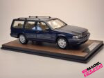 1:18 Volvo 960 Estate - Azul Náutico - Incluye placa base de lujo y caja expositora