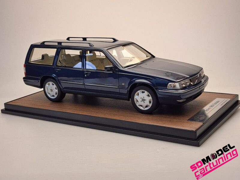 1:18 Volvo 960 Estate - Azul Náutico - Incluye placa base de lujo y caja expositora