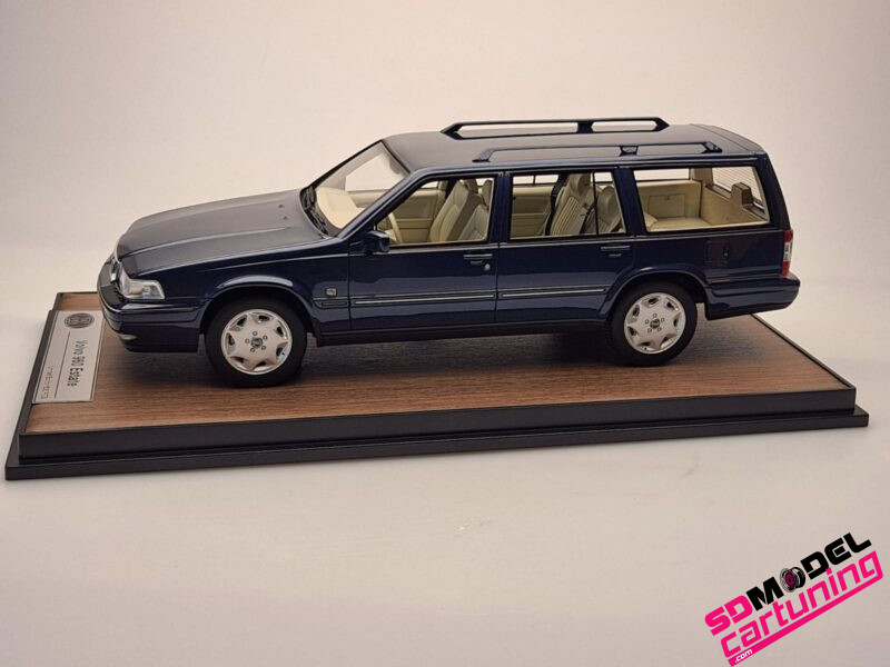 1:18 Volvo 960 Estate - Nautic Blue - Inclusief luxe Grondplaat En Vitrinebox - Imagen 8