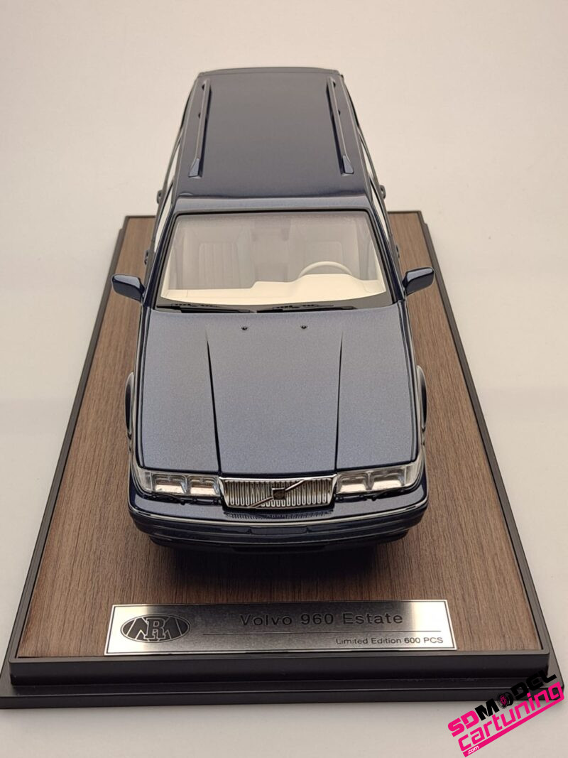 1:18 Volvo 960 Estate - Nautic Blue - Inclusief luxe Grondplaat En Vitrinebox - Imagen 3
