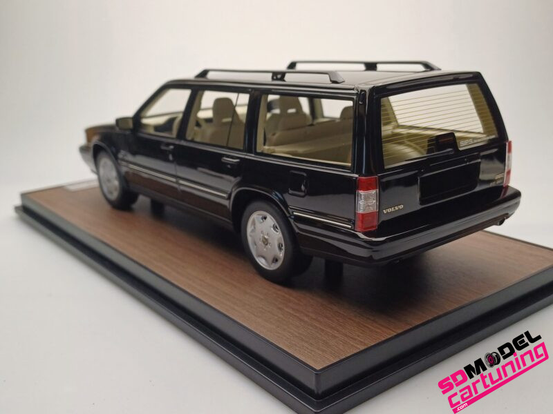 1:18 Volvo 960 Estate – Zwart – Inclusief luxe grondplaat en vitrine box - Afbeelding 3