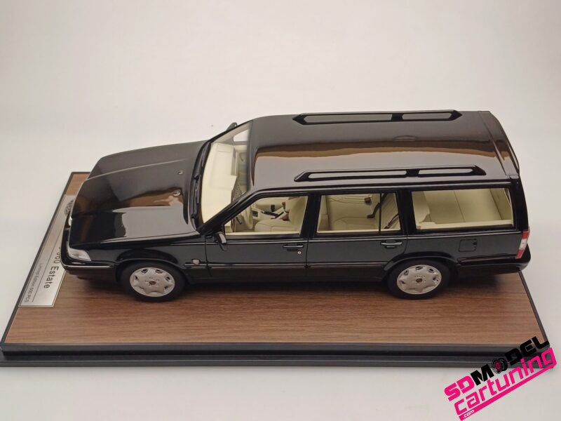 1:18 Volvo 960 Estate – Zwart – Inclusief luxe grondplaat en vitrine box - Afbeelding 7
