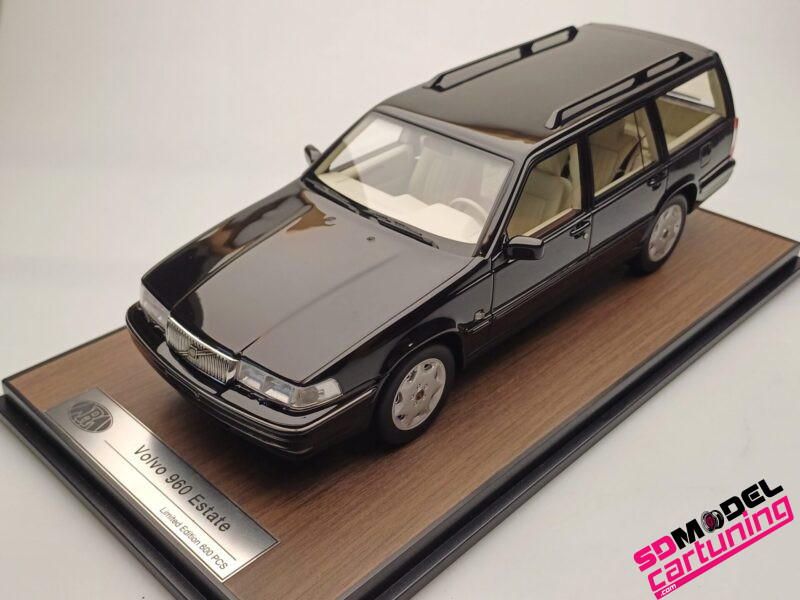 1:18 Volvo 960 Estate – Zwart – Inclusief luxe grondplaat en vitrine box - Afbeelding 6
