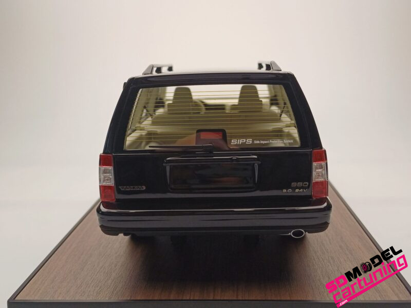 1:18 Volvo 960 Estate – Zwart – Inclusief luxe grondplaat en vitrine box - Afbeelding 5