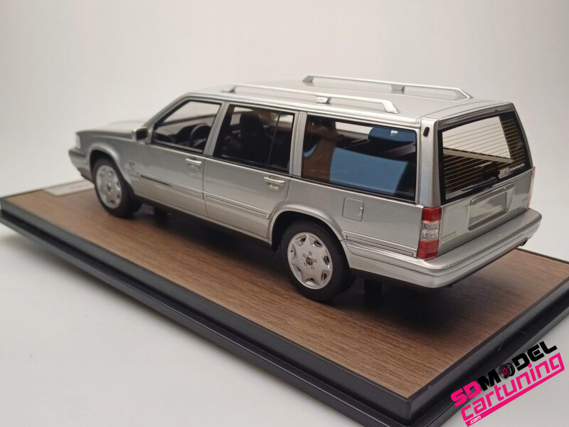 1:18 Volvo 960 Estate – Zilver – Inclusief luxe grondplaat en vitrine box – Bild 3