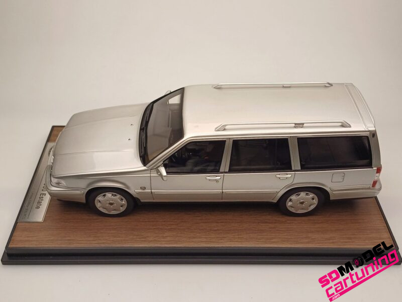1:18 Volvo 960 Estate – Zilver – Inclusief luxe grondplaat en vitrine box – Bild 7