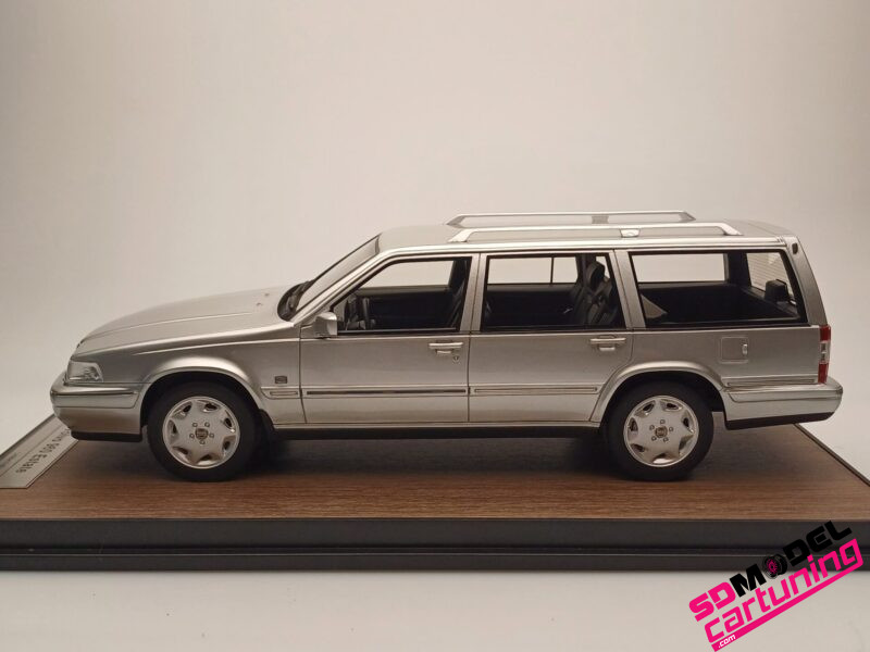 1:18 Volvo 960 Estate – Zilver – Inclusief luxe grondplaat en vitrine box – Bild 2