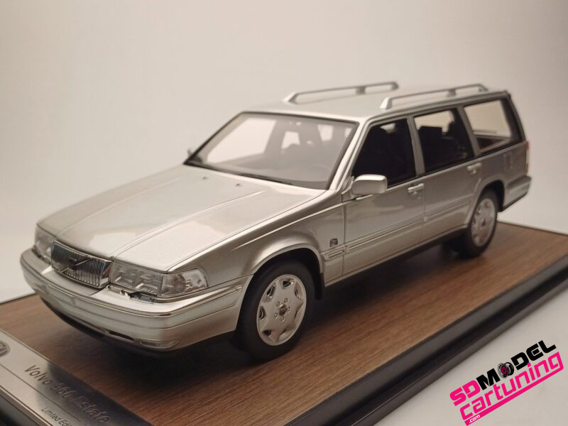 1:18 Volvo 960 Kombi - Silber - Inklusive Deluxe-Grundplatte und Display-Box