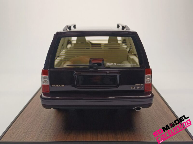 1:18 Volvo 960 Estate – Blackberry – Inclusief luxe grondplaat en vitrine box – Bild 5