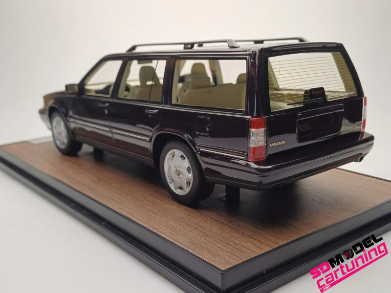 1:18 Volvo 960 Estate – Blackberry – Inclusief luxe grondplaat en vitrine box – Bild 3