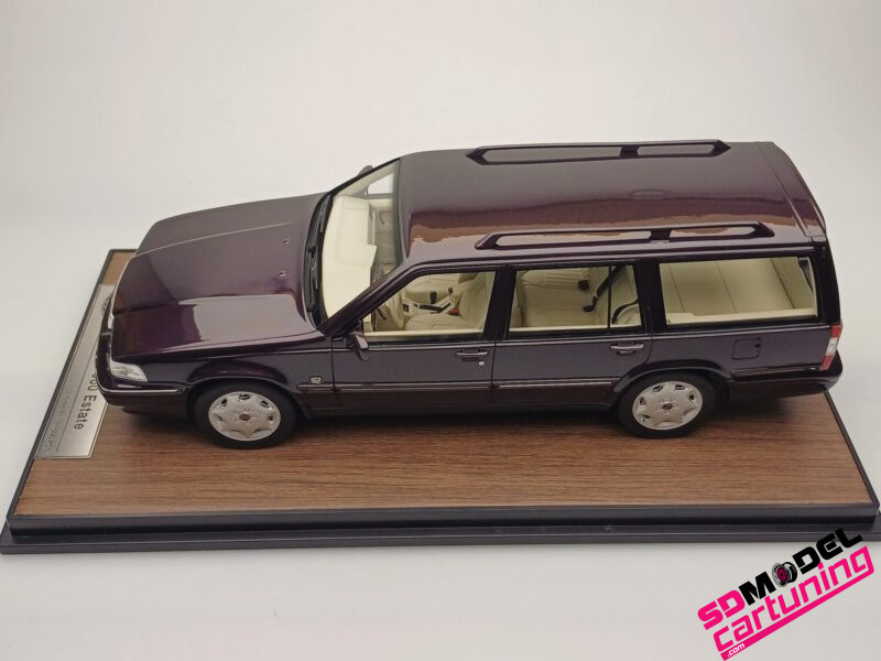 1:18 Volvo 960 Estate – Blackberry – Inclusief luxe grondplaat en vitrine box – Bild 7
